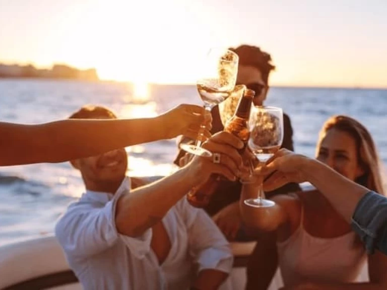 Motorboat to hire Puerto Deportivo de Marbella at the best price