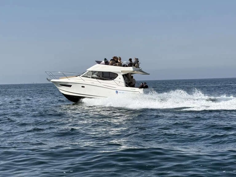 Charter a Jeanneau Merry Fisher 10 in La Forêt-Fouesnant on Samboat