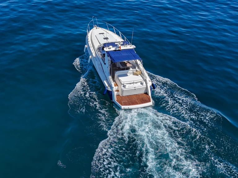 Hire Motorboat Sunseeker with a boat licence