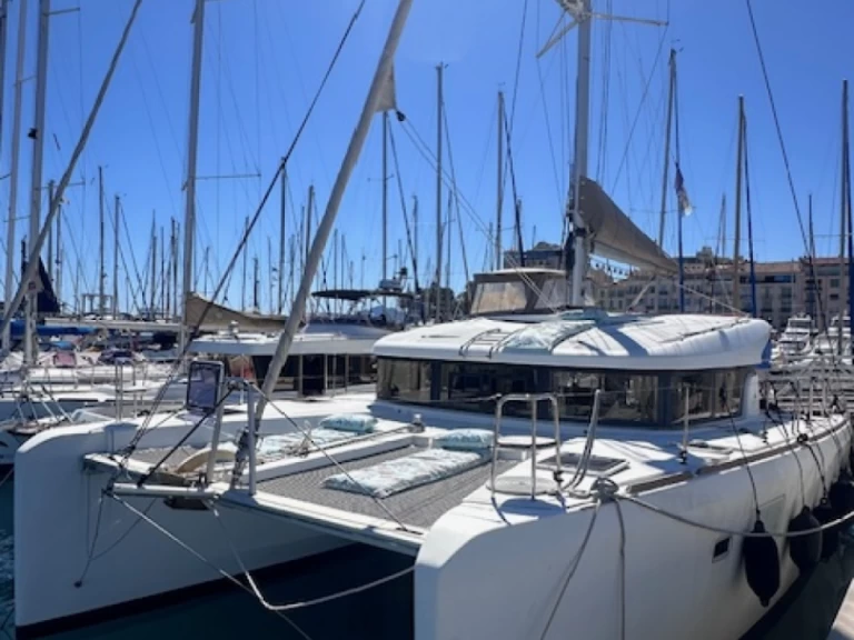 Catamaran to hire Cannes at the best price