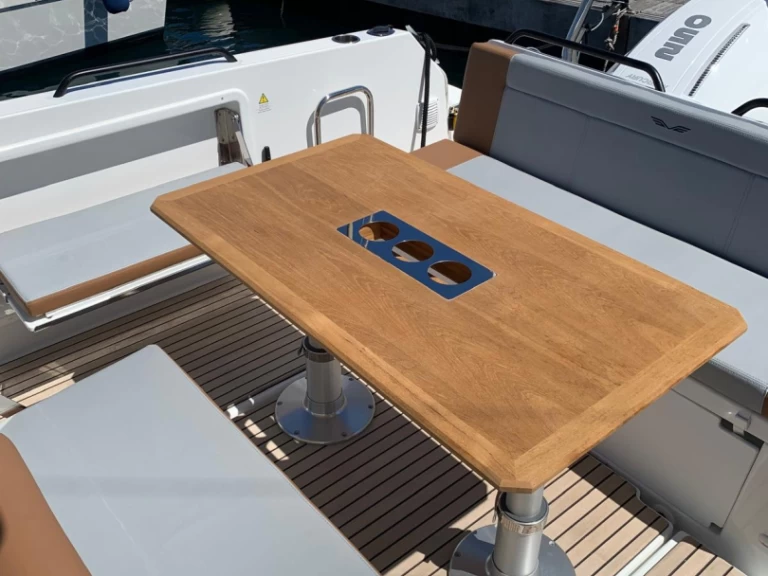 Hire Motorboat Bénéteau with a boat licence