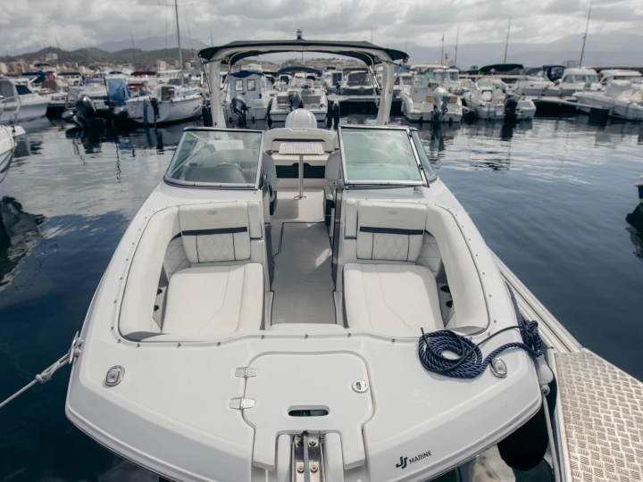 Hire Motorboat Régal with a boat licence