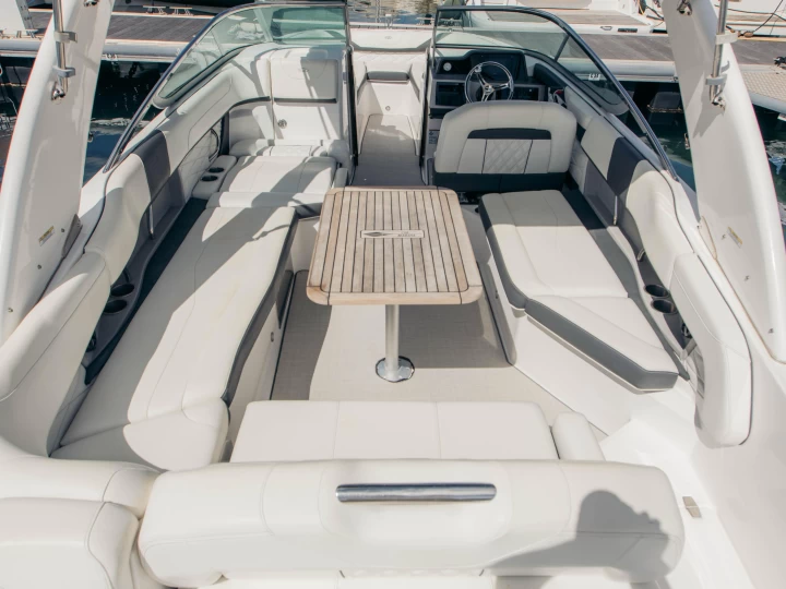 Hire Motorboat Régal with a boat licence
