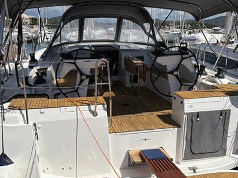 Charter a Bavaria Bavaria C46 in Jezera on Samboat