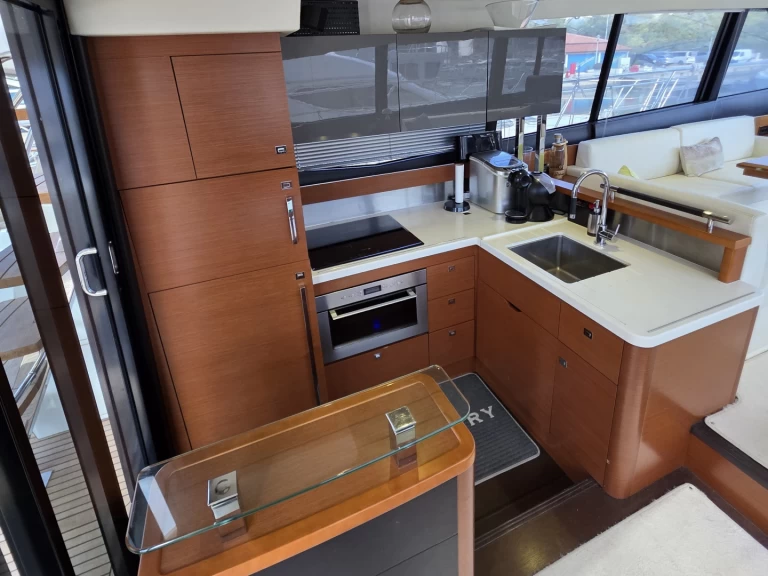 Motorboat hire in Primošten - Prestige Prestige 550 Fly