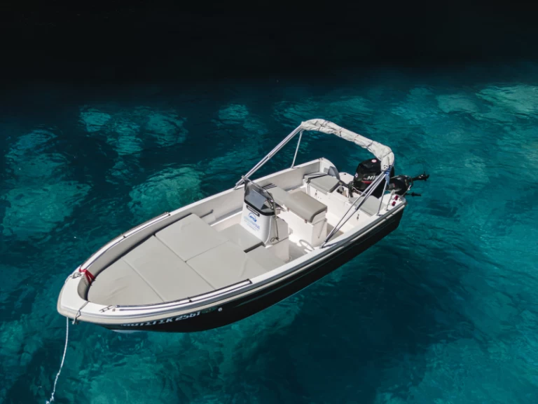 Hire Motorboat Nikitas with a boat licence