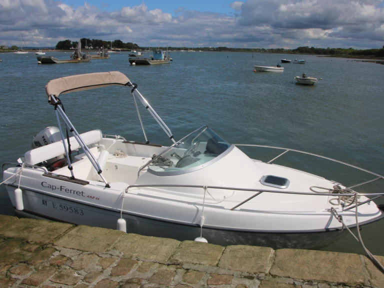 Motorboat hire in Arzon - B2 Marine Cap Ferret 452 Cabin Cruiser