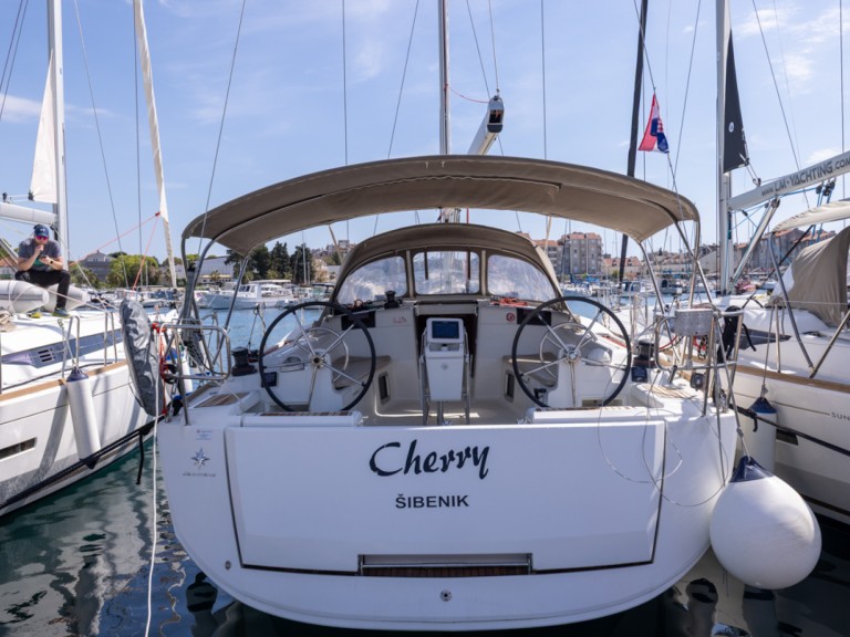 Hire Sailboat Jeanneau with a boat licence