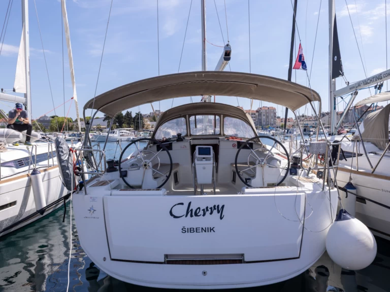 Hire Sailboat Jeanneau with a boat licence