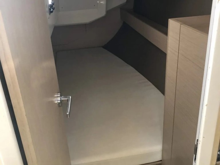 Yacht hire Izola cheap Oceanis 30.1