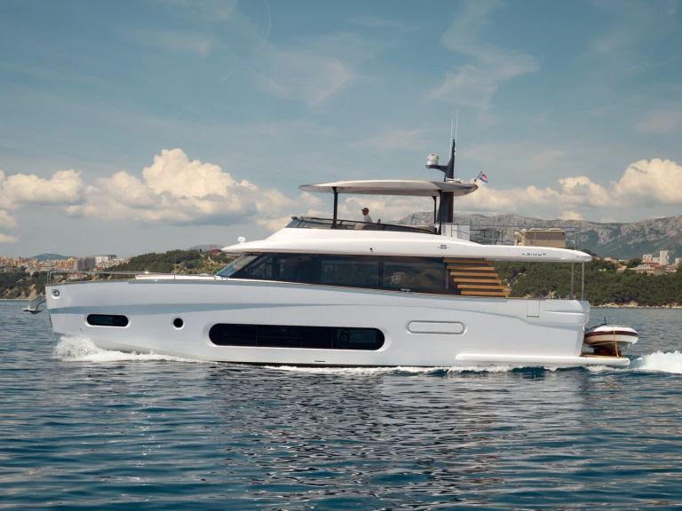 Charter a Azimut Azimut Magellano 66 in Podstrana on Samboat