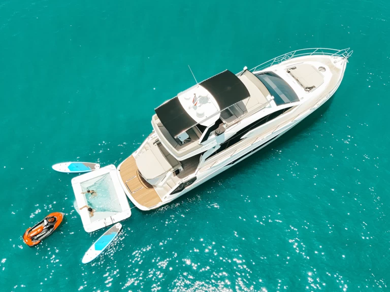 Hire Luxury Yacht Cranchi with a boat licence