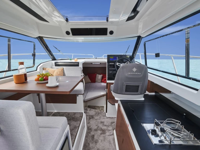 Hire Motorboat Jeanneau with a boat licence