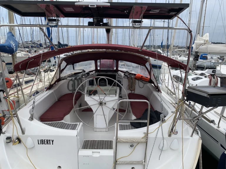 Sailboat hire in Saint-Mandrier-sur-Mer - Bénéteau Oceanis 351 Clipper