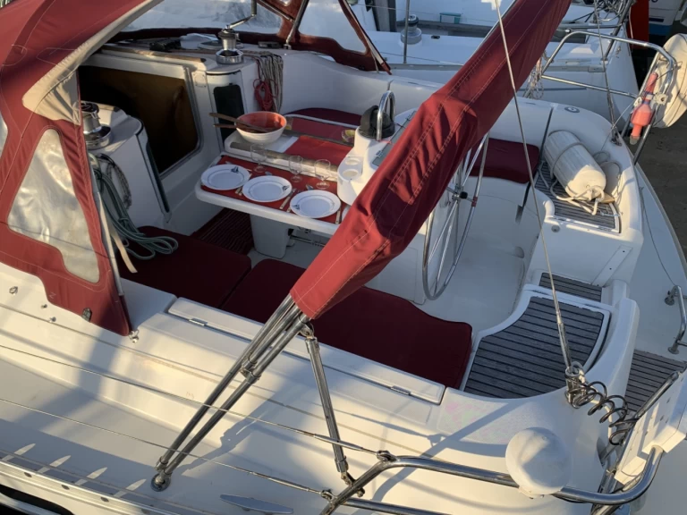 Charter a Bénéteau Oceanis 351 Clipper in Saint-Mandrier-sur-Mer on Samboat