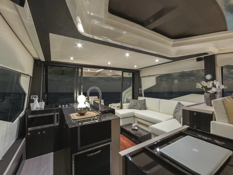 Hire Luxury Yacht Cranchi with a boat licence