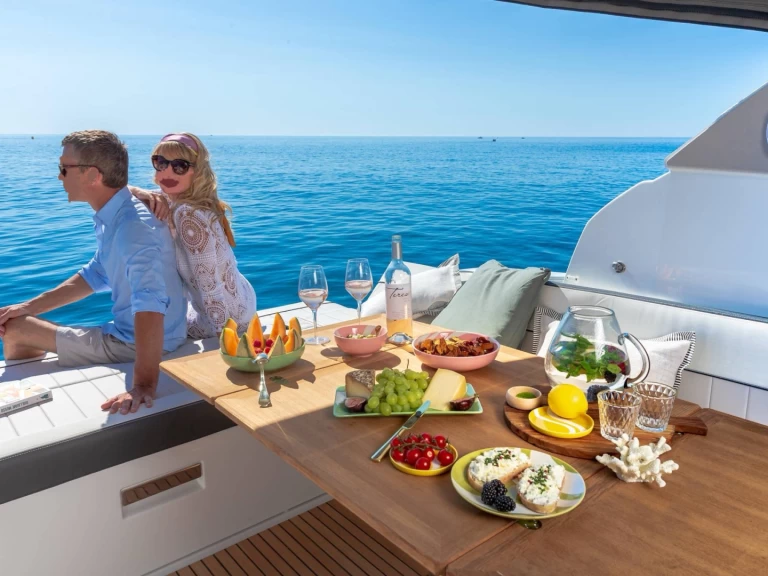 Hire Motorboat with or without skipper Jeanneau Naples