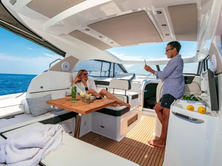 Hire Motorboat Jeanneau with a boat licence
