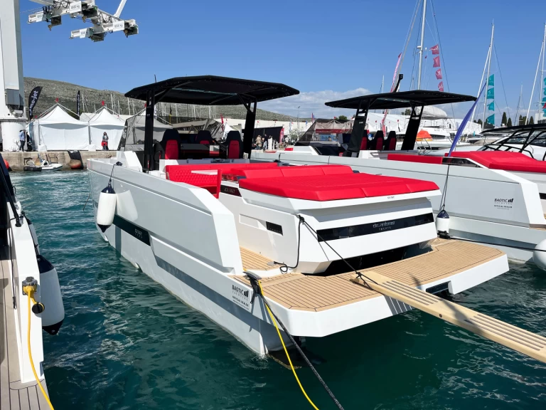 Hire Motorboat De Antonio with a boat licence