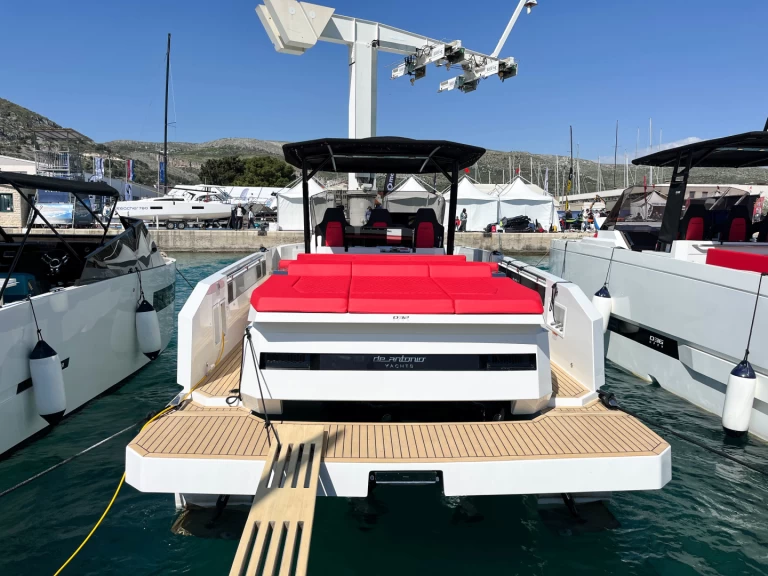 Motorboat to hire Seget Donji at the best price