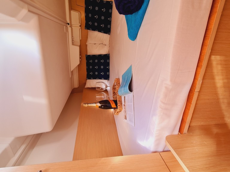 Charter a Bénéteau Oceanis 35.1 in Palermo on Samboat