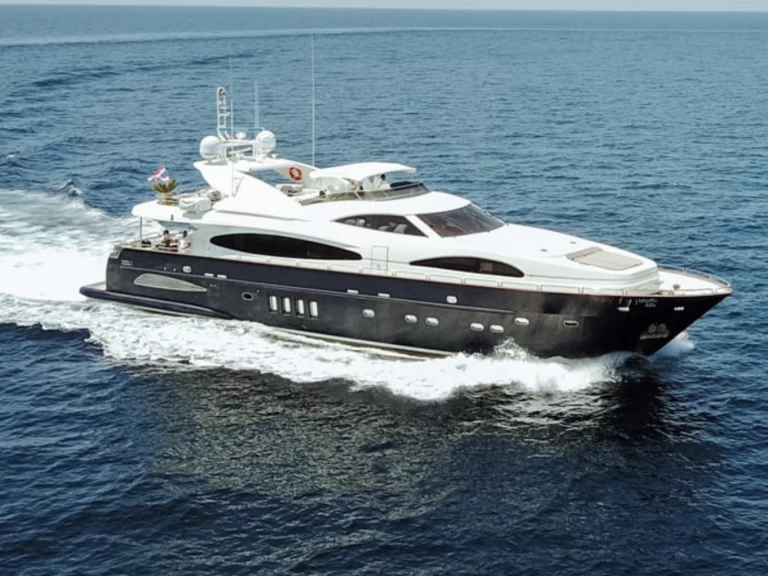 Hire Luxury Yacht Astondoa with a boat licence