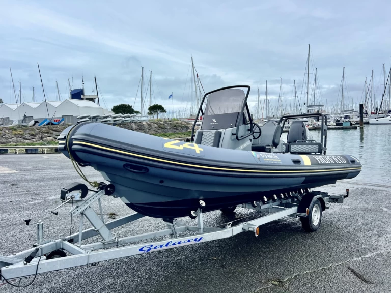 Charter a Highfield Patrol 660 in La Rochelle on Samboat