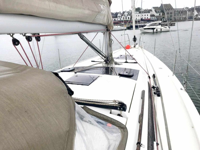 Sailboat to hire La Trinité-sur-Mer at the best price