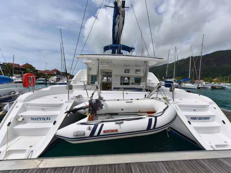 Hire Catamaran Lagoon with a boat licence