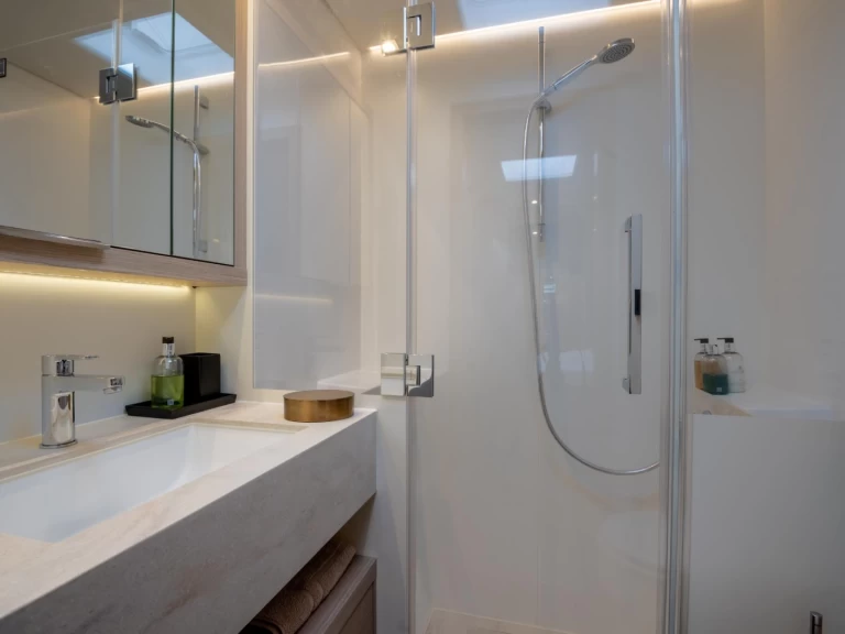 Hire Catamaran Lagoon with a boat licence