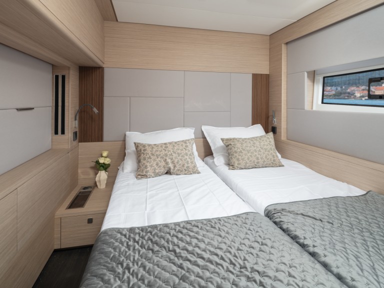 Hire a Lagoon Lagoon 60 Split