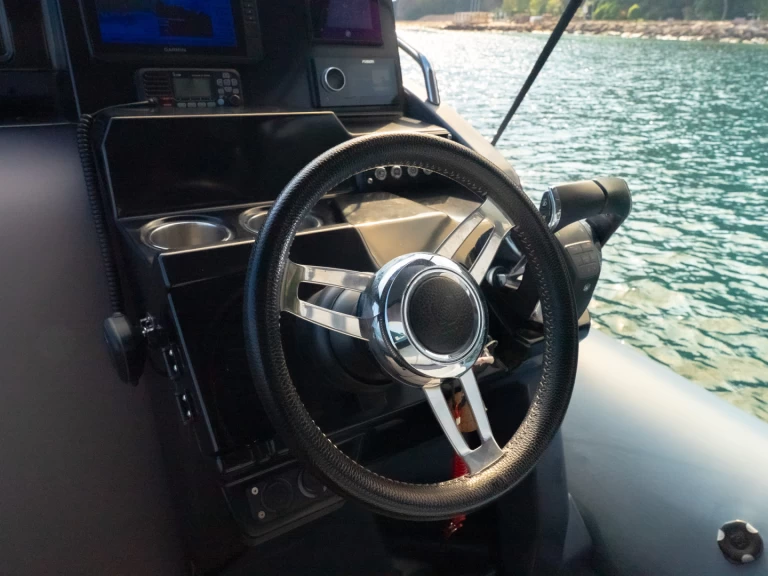 Hire RIB Zodiac with a boat licence