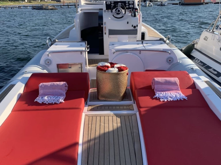 Hire RIB Pirelli with a boat licence