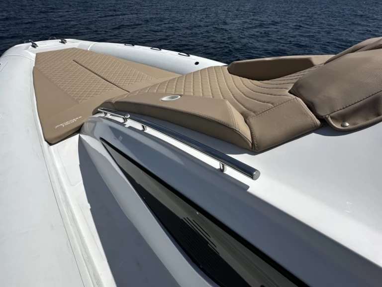 Yacht hire Limáni Lavríou cheap PY10