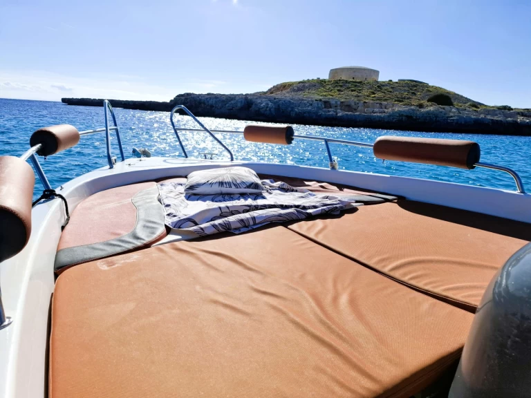 Hire Motorboat Polyester Yacht with a boat licence