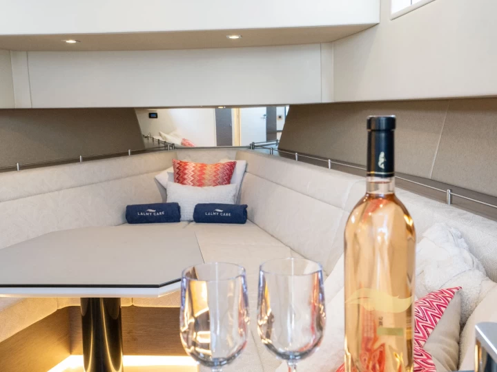 Motorboat hire in Théoule-sur-Mer - Vanquish 45 Open Rollerman