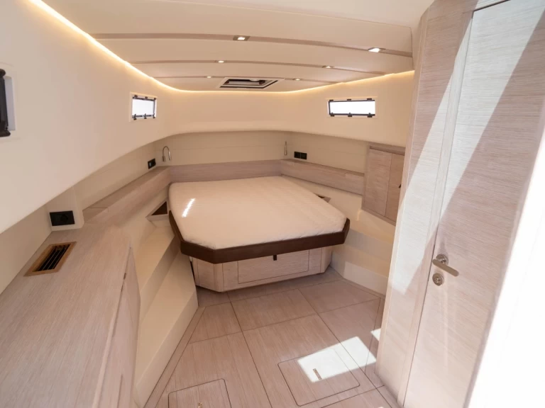 Hire Motorboat Pardo 43 with a boat licence