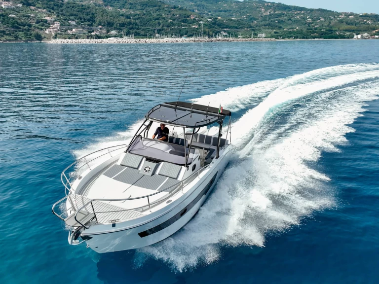 Yacht hire Patti cheap Saver 330 WA