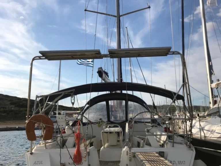 Hire Sailboat Jeanneau with a boat licence