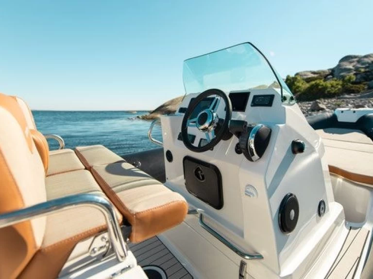 Hire a Zodiac ZODIAC MEDLINE 7.5 Port-Haliguen