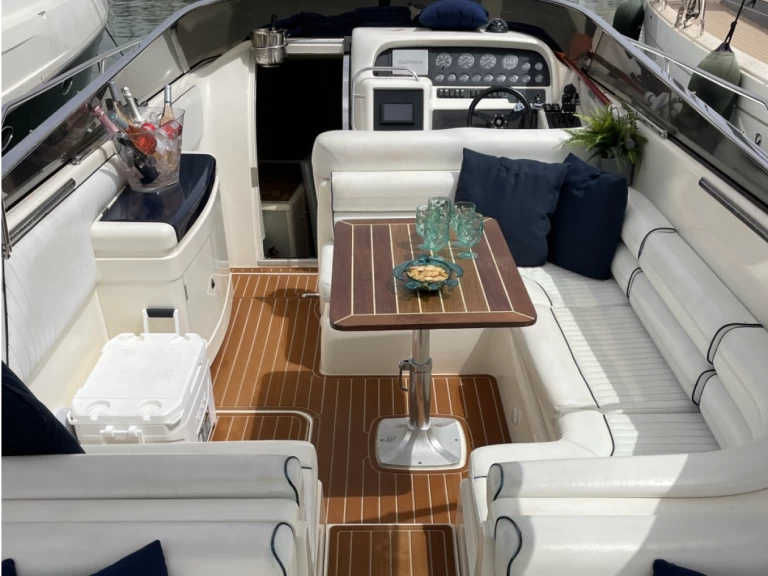 Yacht charter Palma de Mallorca - Sunseeker apache 45 on SamBoat