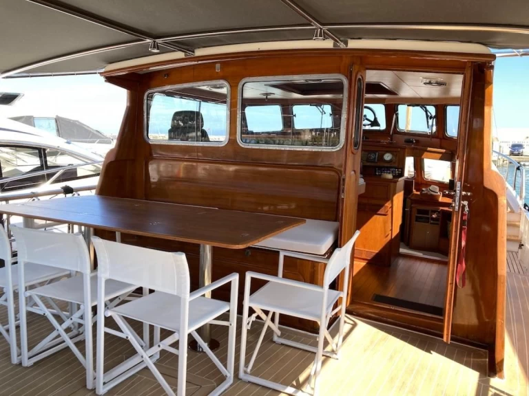 Hire Luxury Yacht Van-Dutch with a boat licence