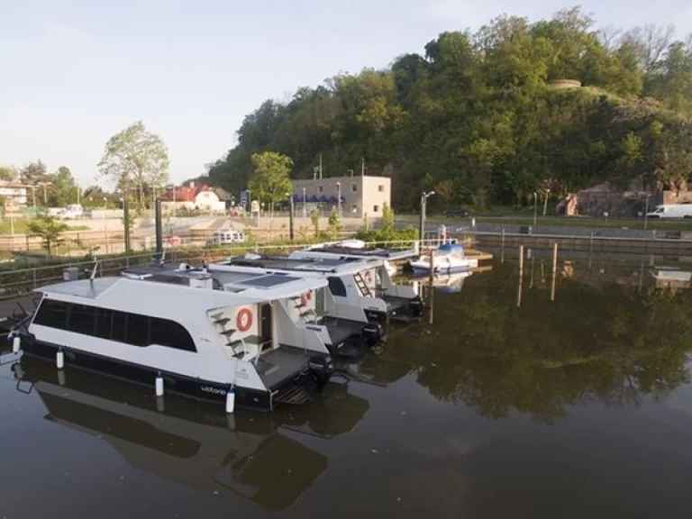 Hire Motorboat Traweller with a boat licence