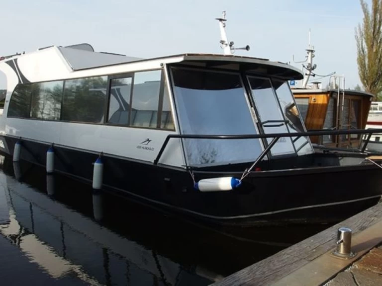 Traweller YB35 charter bareboat or skippered in  Mělník