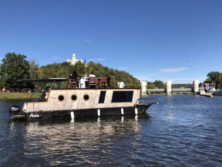 Hire Motorboat Traweller with a boat licence