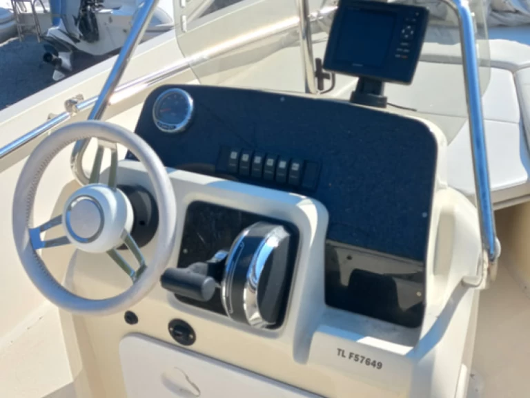Yacht hire Port du Lavandou cheap Invictus 190 FX