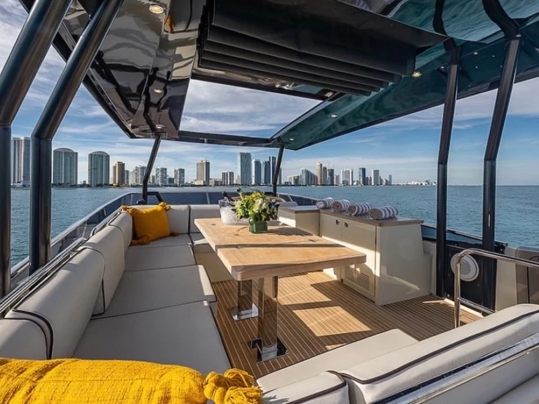 Charter a Bénéteau Monte Carlo 6 in Miami on Samboat