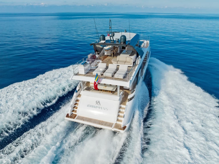 Hire Luxury Yacht Azimut with a boat licence
