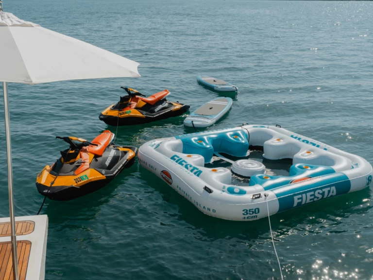 Yacht charter Miami - Ferretti Custom Line on SamBoat