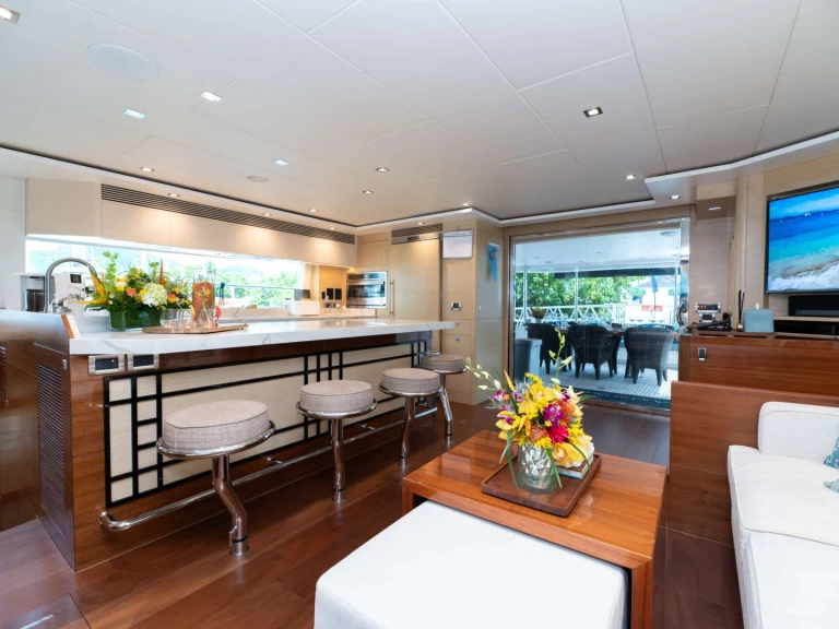 Horizon MUCHO GUSTO charter bareboat or skippered in  Nassau